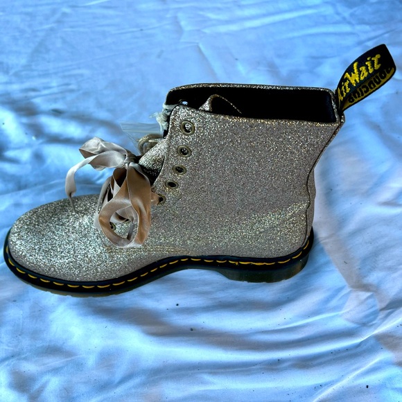 BNIB 10 GOLD DR MARTEN COMBAT BOOTS - Picture 1 of 6